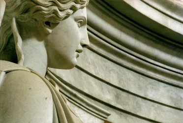 Hrob Napoleona Bonaparta 1769-1821, detail jednoho z 12 okřídlených vítězství, 1841-61, kámen a barevný mramor